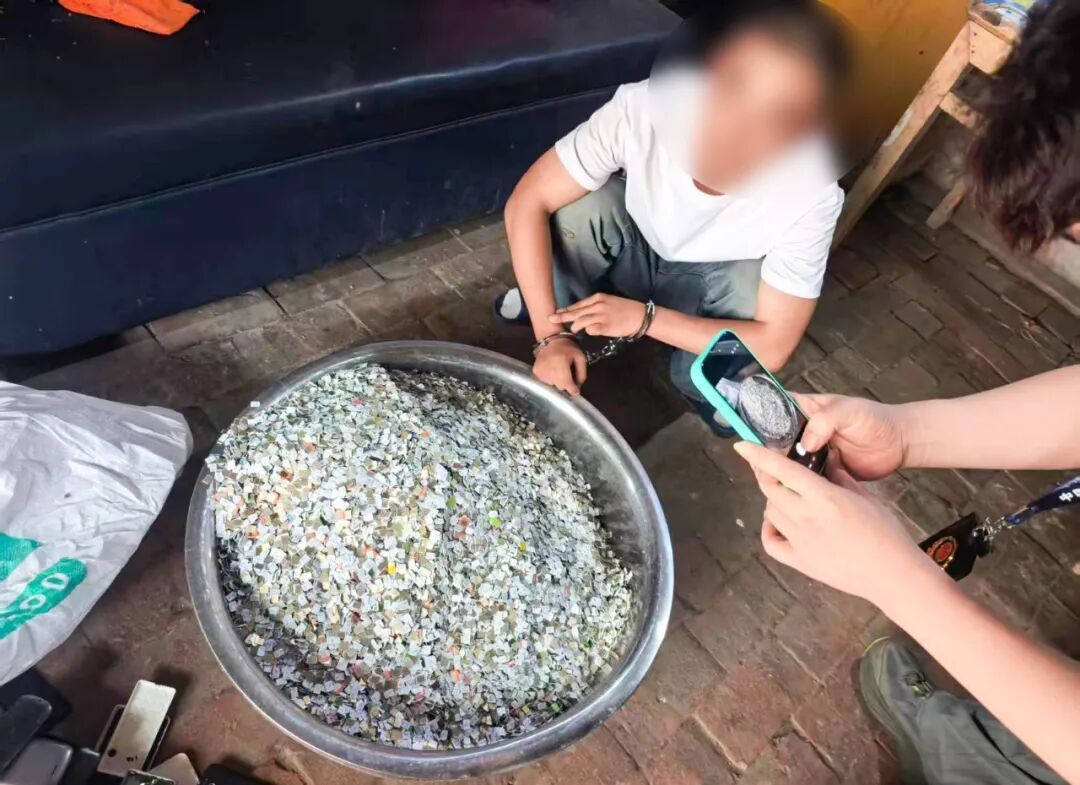 亳州警方缴获重达45公斤手机卡,足足40余万张!警方提醒:本地来电也可能是境外骗子! 亳州警方缴获重达45公斤手机卡,足足40余万张!警方提醒:本地来电也可能是境外骗子!