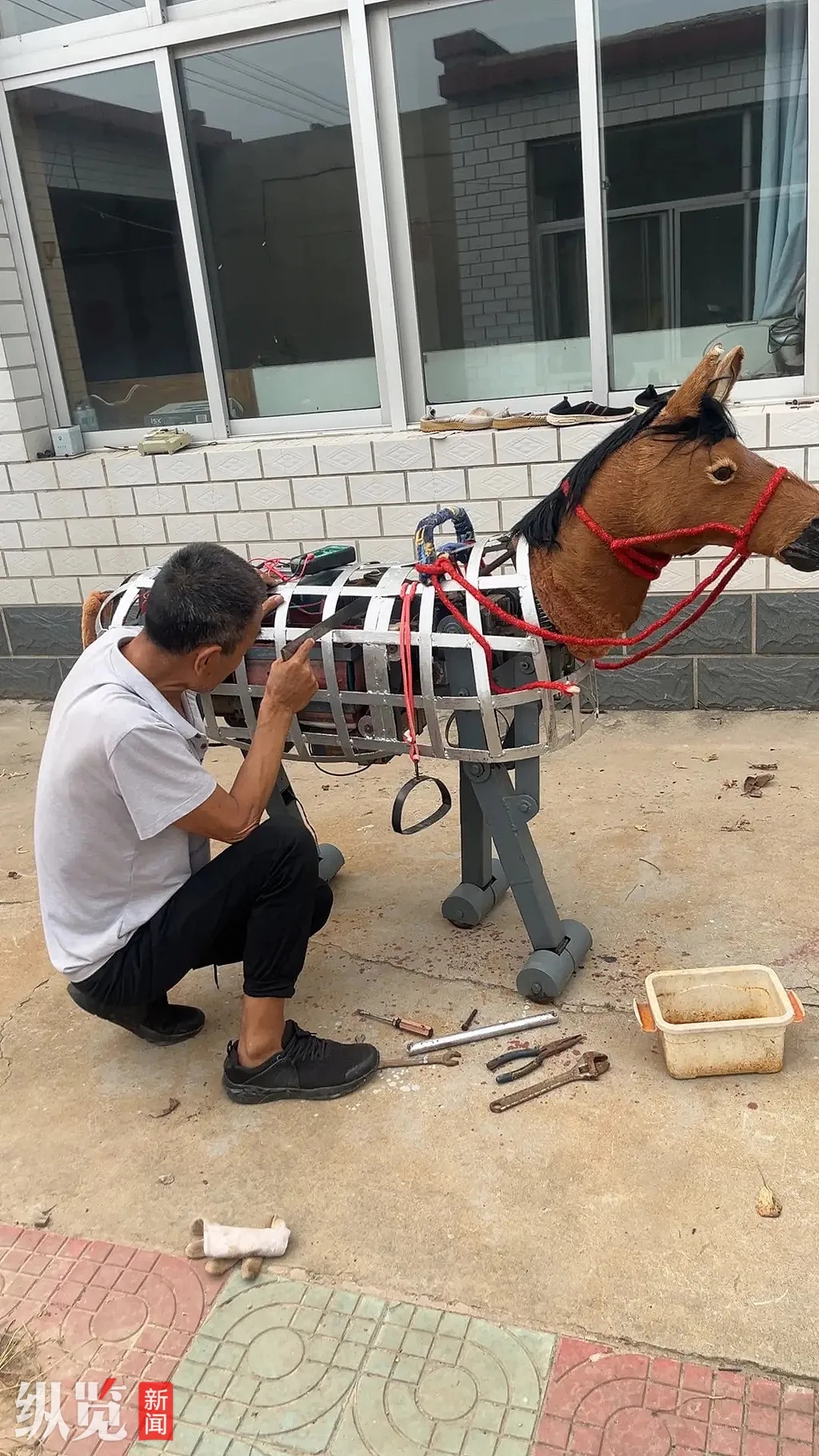 河北“硬核大爷”手搓铁马铁驴,骑着上街遛弯看傻众人,还造出人形仿生机械腿 河北“硬核大爷”手搓铁马铁驴,骑着上街遛弯看傻众人,还造出人形仿生机械腿