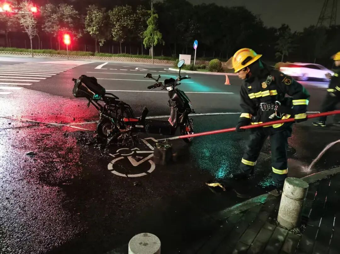 又一起，电动自行车骑着骑着突起火