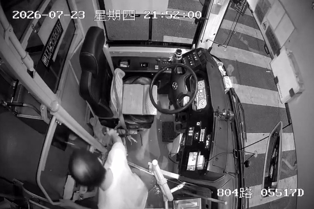 义乌街头突发!现场冒出滚滚浓烟,情况紧急! 义乌街头突发!现场冒出滚滚浓烟,情况紧急!
