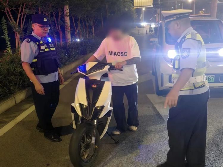 凌晨出击!柳州警方一夜劝返21人,抓获2人,查获管制器具 凌晨出击!柳州警方一夜劝返21人,抓获2人,查获管制器具