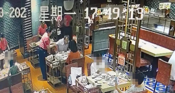再晚半小时人就没了！男子就餐时肚子突然异常鼓起，女店长苦劝送医抢回一条命