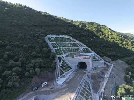 西宁至成都铁路四川段最长隧道贯通