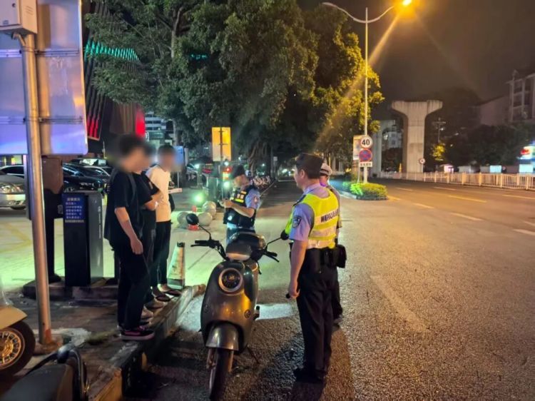 凌晨出击!柳州警方一夜劝返21人,抓获2人,查获管制器具 凌晨出击!柳州警方一夜劝返21人,抓获2人,查获管制器具