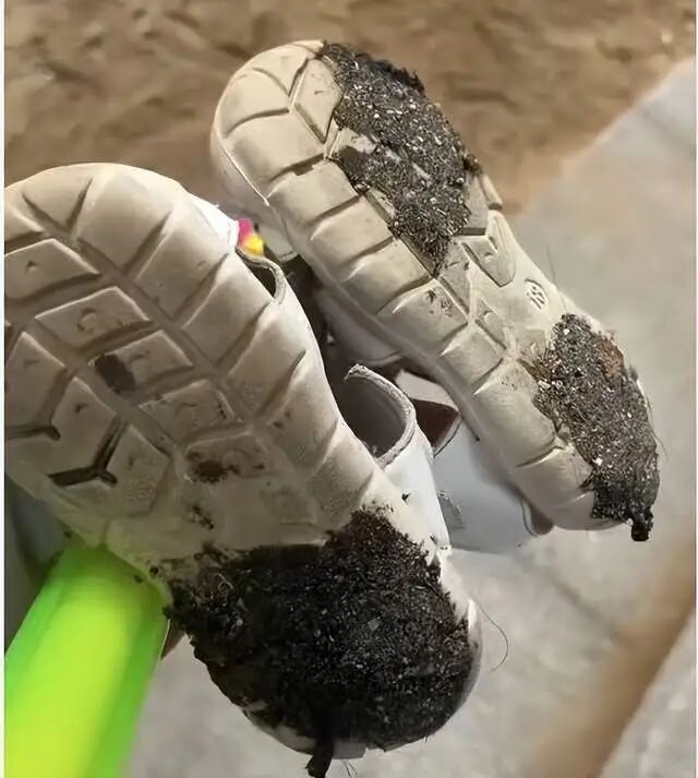 一海水浴场门口隔离石墩被涂抹沥青,游客带娃经过鞋和身上都粘上…… 一海水浴场门口隔离石墩被涂抹沥青,游客带娃经过鞋和身上都粘上……