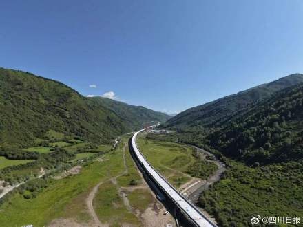 西宁至成都铁路四川段最长隧道贯通