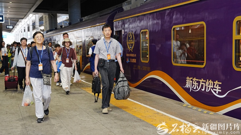 新疆铁路开行暑运第15列旅游专列 新疆铁路开行暑运第15列旅游专列