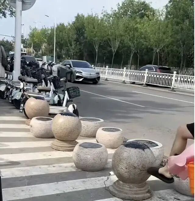 一海水浴场门口隔离石墩被涂抹沥青,游客带娃经过鞋和身上都粘上…… 一海水浴场门口隔离石墩被涂抹沥青,游客带娃经过鞋和身上都粘上……