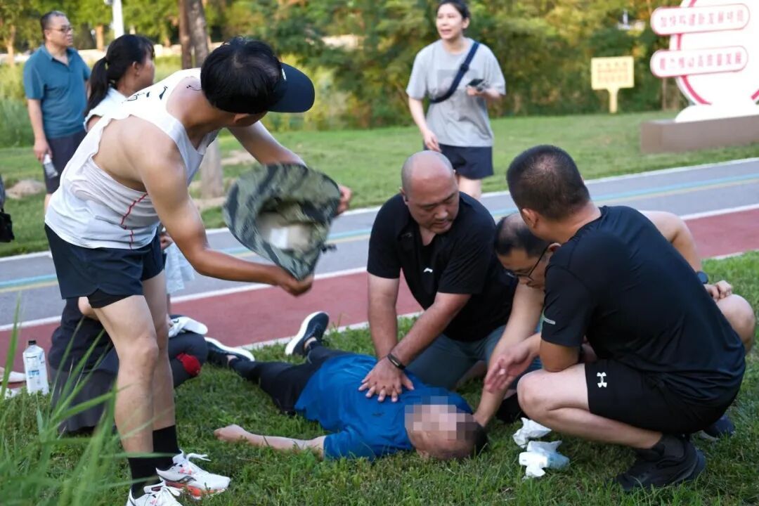 一男子在公园突然倒地心跳骤停!危急时刻,他们出手了…… 一男子在公园突然倒地心跳骤停!危急时刻,他们出手了……