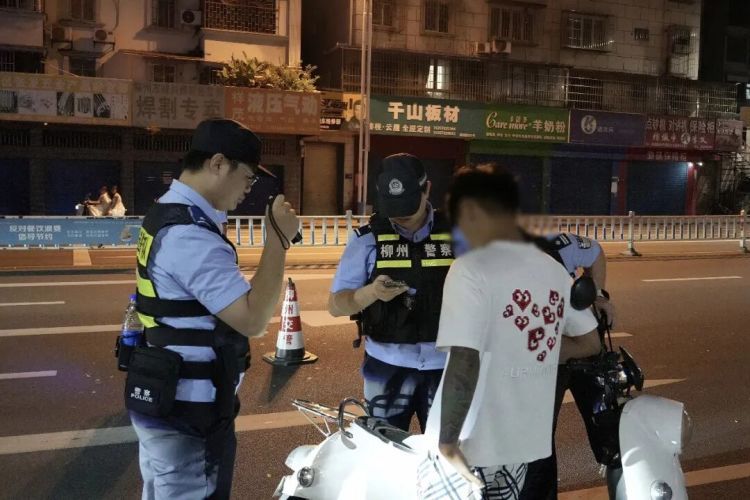 凌晨出击!柳州警方一夜劝返21人,抓获2人,查获管制器具 凌晨出击!柳州警方一夜劝返21人,抓获2人,查获管制器具