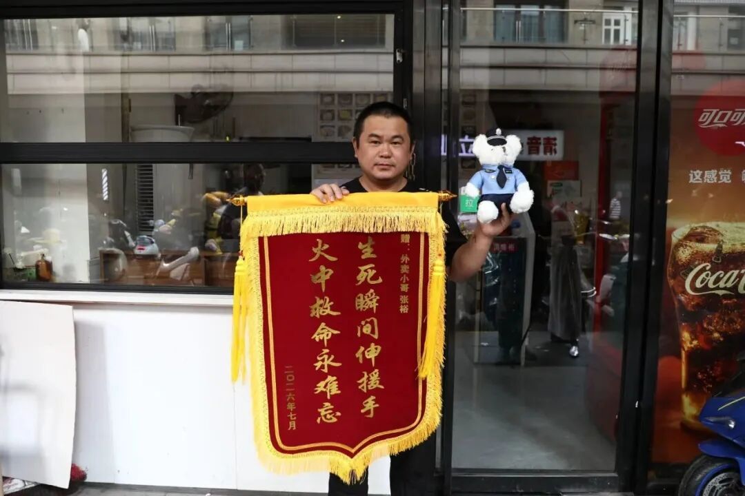 凌晨4点听到巨响,粥店老板冲入火海强忍剧痛救出昏迷司机 凌晨4点听到巨响,粥店老板冲入火海强忍剧痛救出昏迷司机
