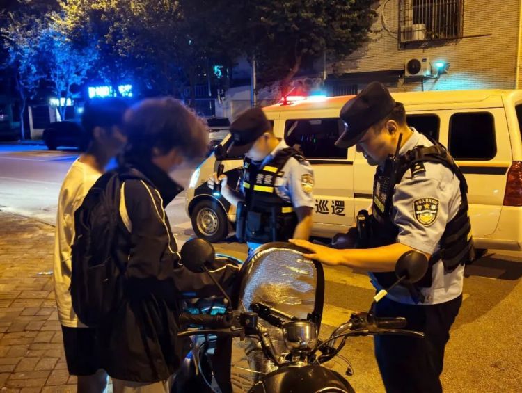 凌晨出击!柳州警方一夜劝返21人,抓获2人,查获管制器具 凌晨出击!柳州警方一夜劝返21人,抓获2人,查获管制器具