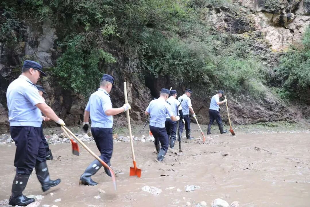 甘肃渭源山洪灾害已救出174人,公安机关出动300余人次参与应急救援 甘肃渭源山洪灾害已救出174人,公安机关出动300余人次参与应急救援