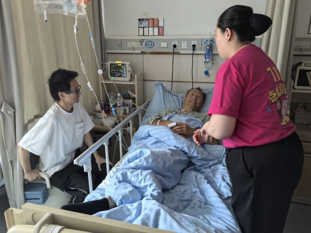 失血达2000毫升！老人商场用餐时肚子突然变大，女店员发现异常抢回一条命！
