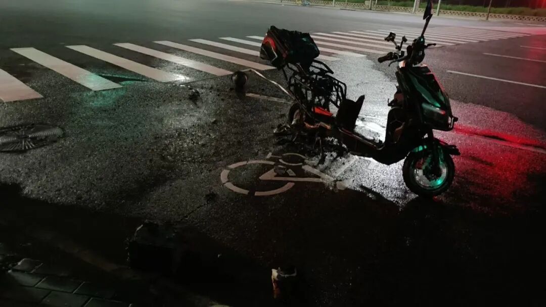 又一起，电动自行车骑着骑着突起火
