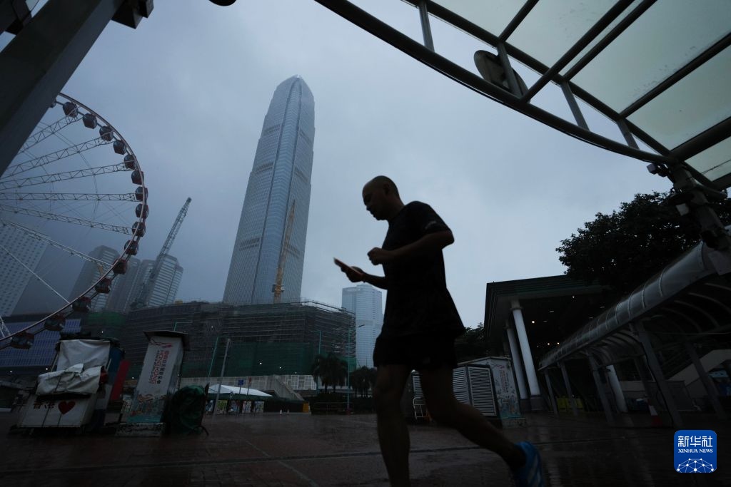 受台风“红霞”影响 香港挂出“八号风球” 受台风“红霞”影响 香港挂出“八号风球”