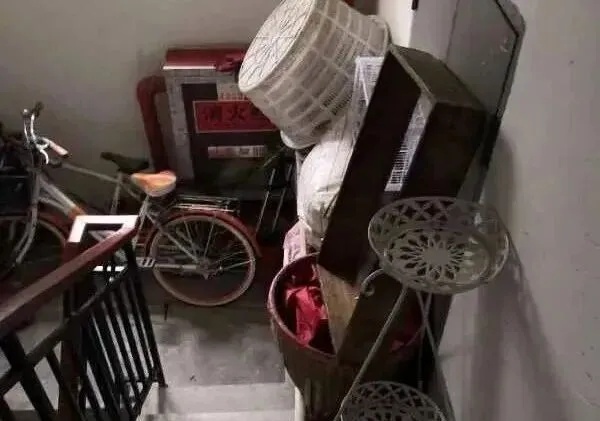 楼道堆放杂物引发火灾，居民、物业均被罚款→