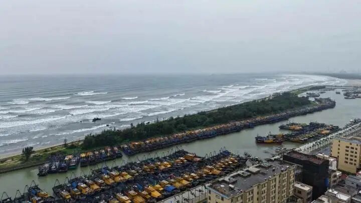 台风“红霞”一日连跳三级，将深入内陆制造大范围强降雨，最远可波及山东、河南等省份；现场直击：楼体在晃、窗户框仿佛下一秒就要散架