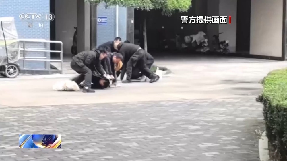 法治在线丨借9000还了9万?警惕车窗小卡片藏借贷陷阱 法治在线丨借9000还了9万?警惕车窗小卡片藏借贷陷阱