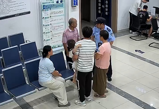 海宁街头,三岁萌娃摇摇晃晃要穿马路,粉衣男子果断出手…… 海宁街头,三岁萌娃摇摇晃晃要穿马路,粉衣男子果断出手……