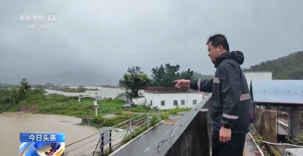 台风“红霞”登陆后的一线坚守 台风“红霞”登陆后的一线坚守