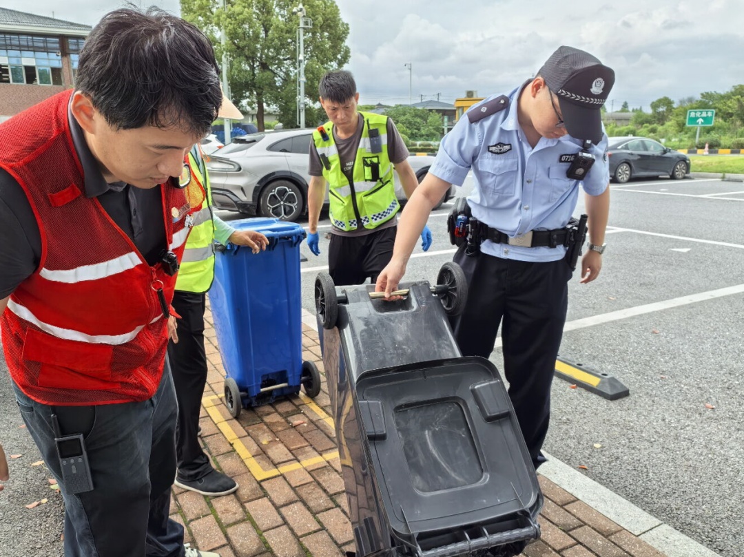 “谁的大金表，丢在垃圾桶里了？”事发浙江一服务区