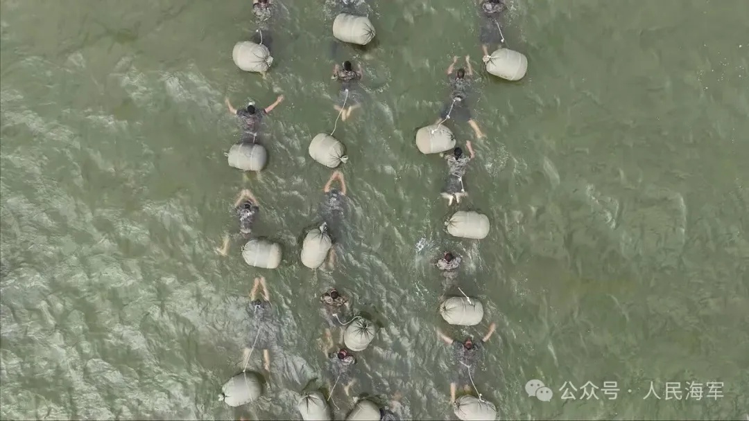 多大的运气！4名群众落水，遇上海军陆战队员在附近训练……