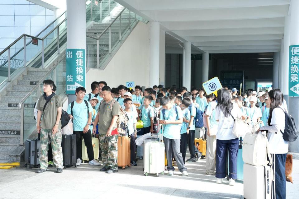 受台风影响列车临时停运，株洲火车站转运646名学生旅客，20台接驳车护航转乘高铁
