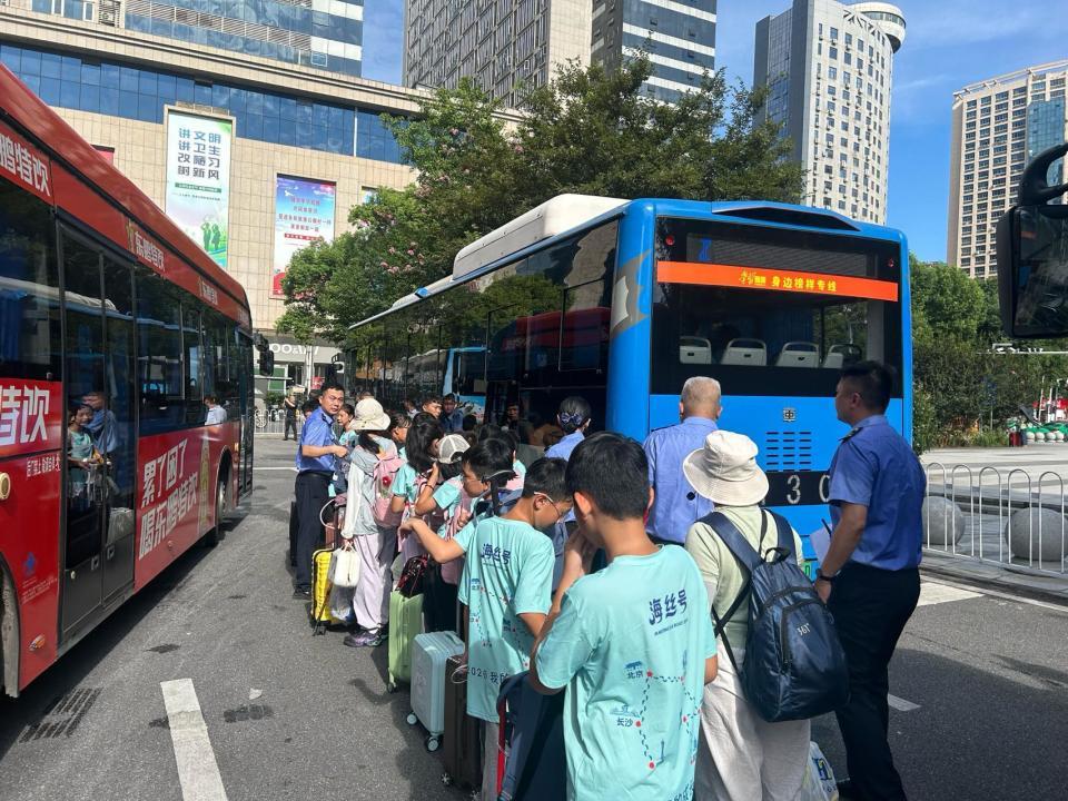 受台风影响列车临时停运，株洲火车站转运646名学生旅客，20台接驳车护航转乘高铁