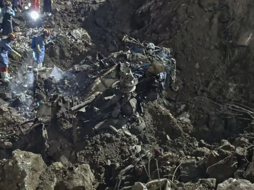 重庆彭水山体崩塌灾害救援现场发现失联客运中巴车残骸 重庆彭水山体崩塌灾害救援现场发现失联客运中巴车残骸