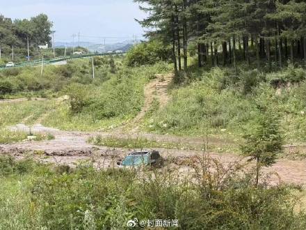 甘肃渭源景区山洪惊险瞬间：小伙拉人墙救下山洪中一家三口