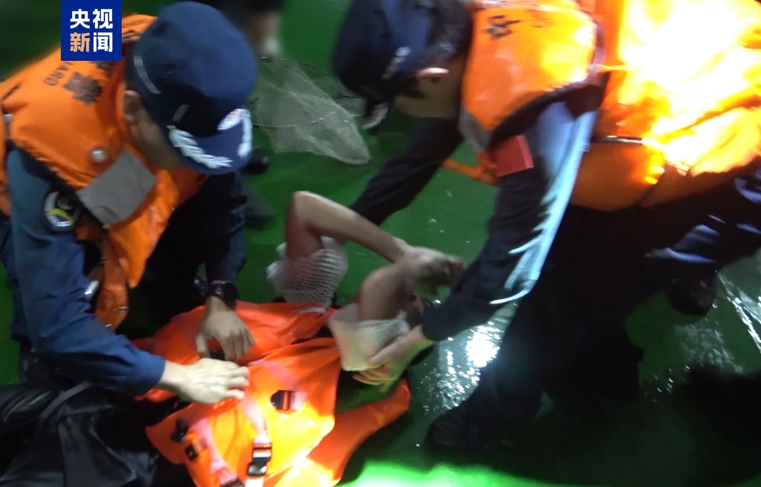 南海搜救持续进行，中国海警夜间再救起2名越南遇险船员