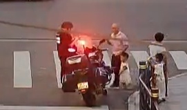 海宁街头,三岁萌娃摇摇晃晃要穿马路,粉衣男子果断出手…… 海宁街头,三岁萌娃摇摇晃晃要穿马路,粉衣男子果断出手……