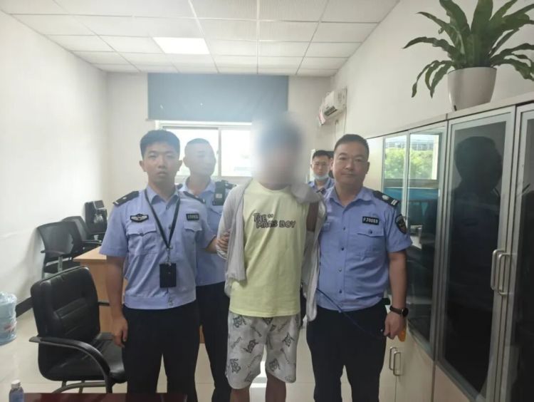 上阵父子兵!义乌这对父子警察联手抓获逃犯…… 上阵父子兵!义乌这对父子警察联手抓获逃犯……