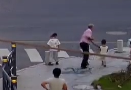 海宁街头,三岁萌娃摇摇晃晃要穿马路,粉衣男子果断出手…… 海宁街头,三岁萌娃摇摇晃晃要穿马路,粉衣男子果断出手……