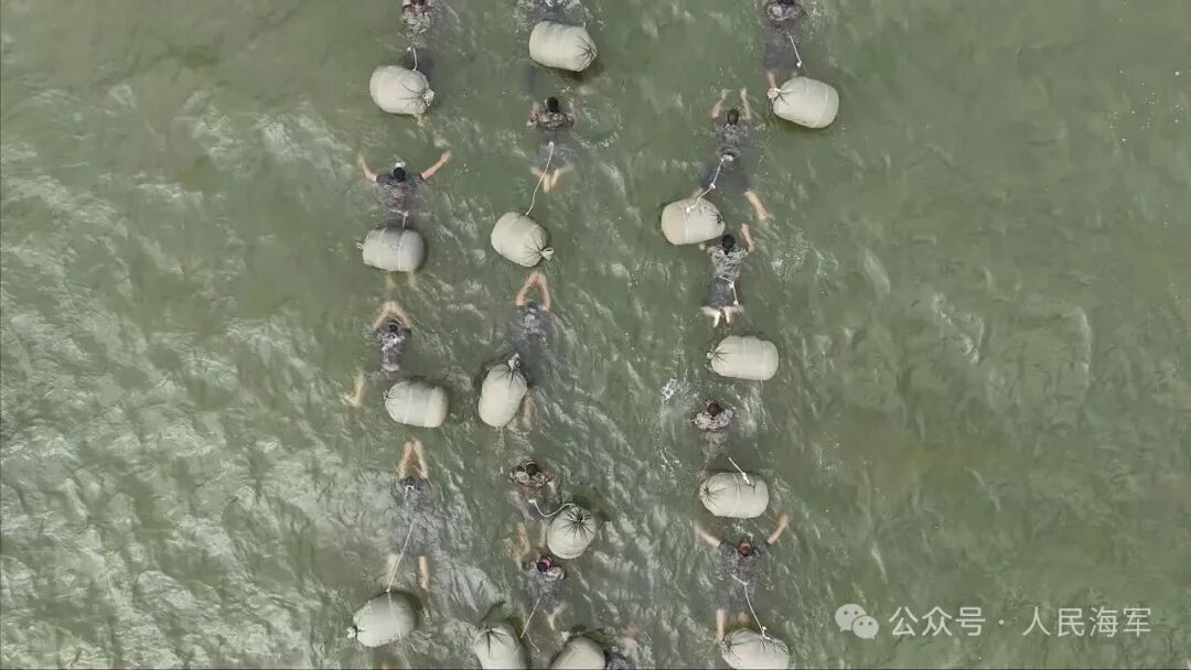 4名群众不幸落水,所幸海军陆战队员正在附近训练…… 4名群众不幸落水,所幸海军陆战队员正在附近训练……