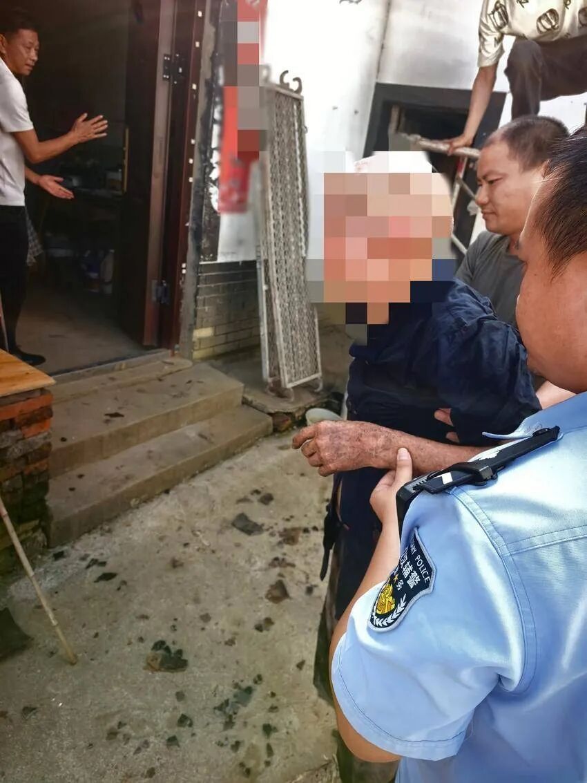 九旬老人修瓦被困屋顶 警民携手成功施救 九旬老人修瓦被困屋顶 警民携手成功施救
