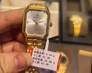 “谁的大金表，丢在垃圾桶里了？”事发浙江一服务区