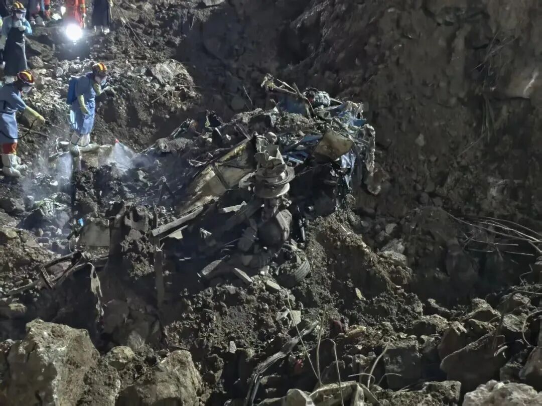 重庆彭水：救援现场发现失联中巴车和人体残骸，正在进行DNA检测确认身份