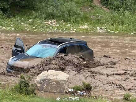 甘肃渭源景区山洪惊险瞬间：小伙拉人墙救下山洪中一家三口