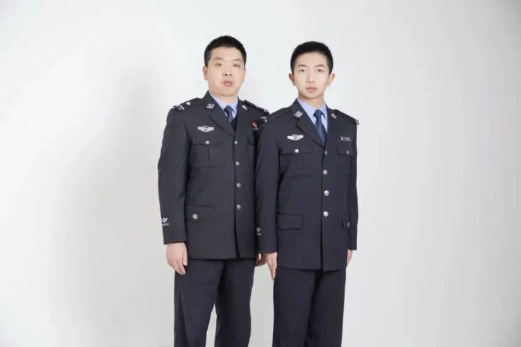 上阵父子兵!义乌这对父子警察联手抓获逃犯…… 上阵父子兵!义乌这对父子警察联手抓获逃犯……