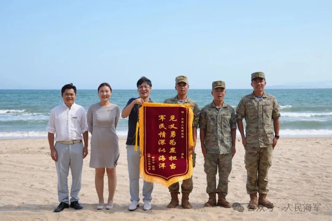4名群众不幸落水,所幸海军陆战队员正在附近训练…… 4名群众不幸落水,所幸海军陆战队员正在附近训练……