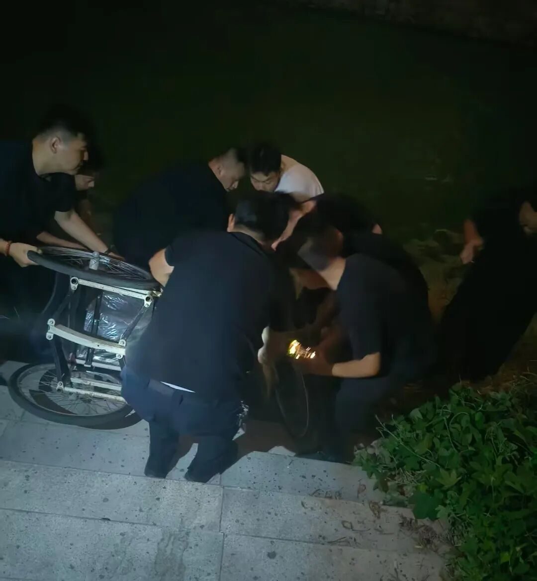一声大喊,特警冲了上去…… 一声大喊,特警冲了上去……
