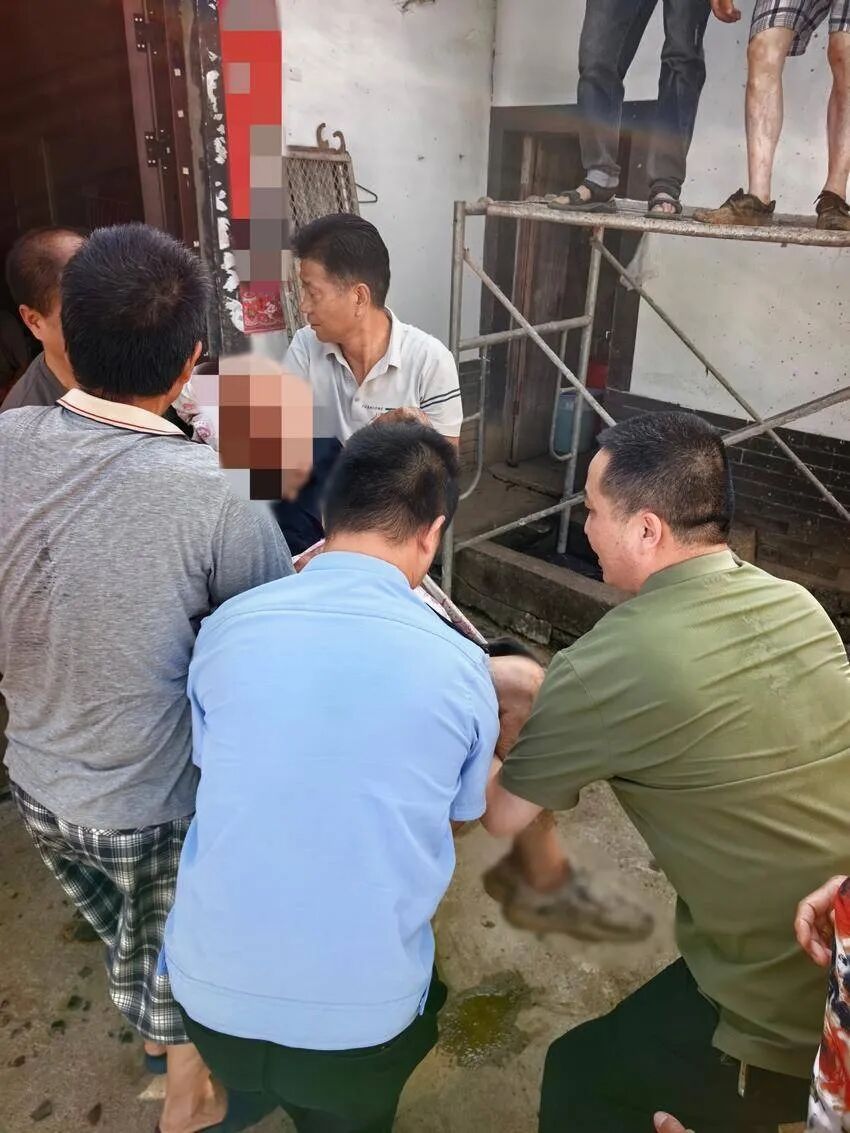 九旬老人修瓦被困屋顶 警民携手成功施救 九旬老人修瓦被困屋顶 警民携手成功施救