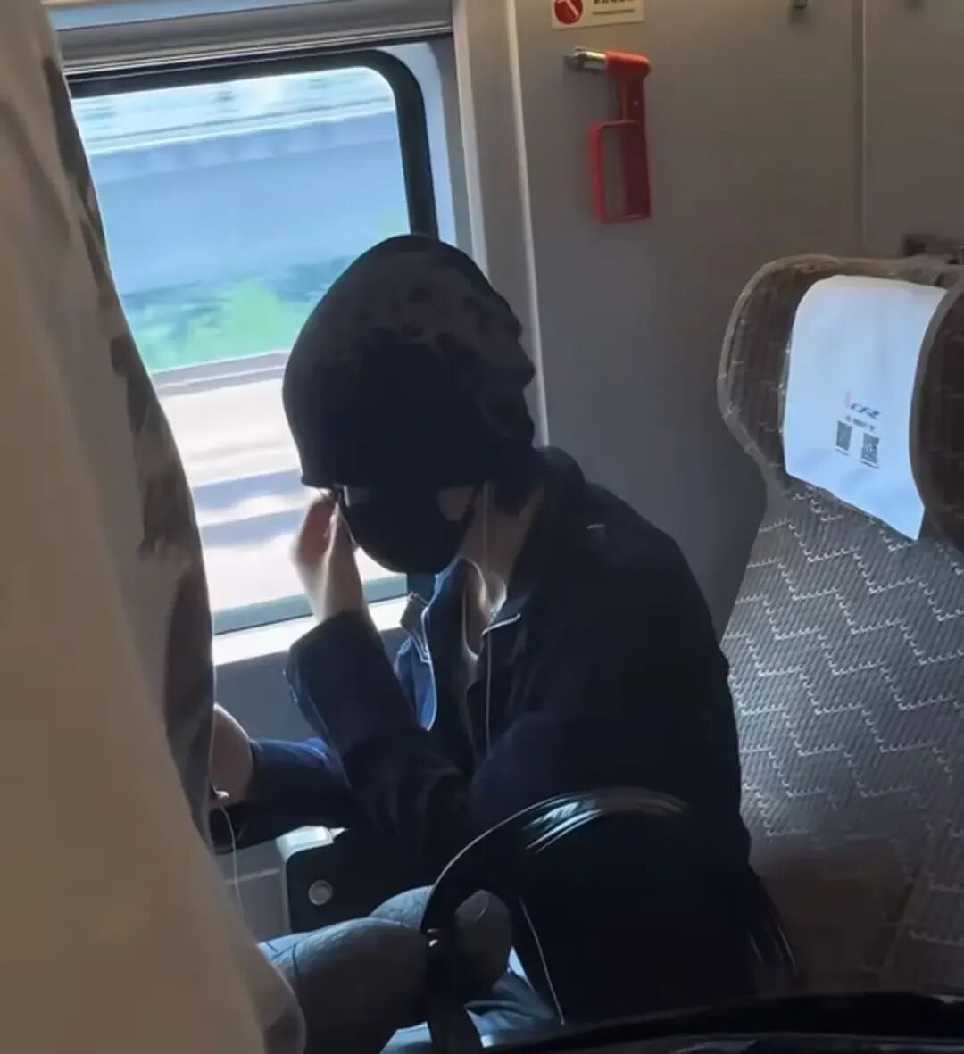 李权哲道歉，此前被指高铁占座“小牌大耍”