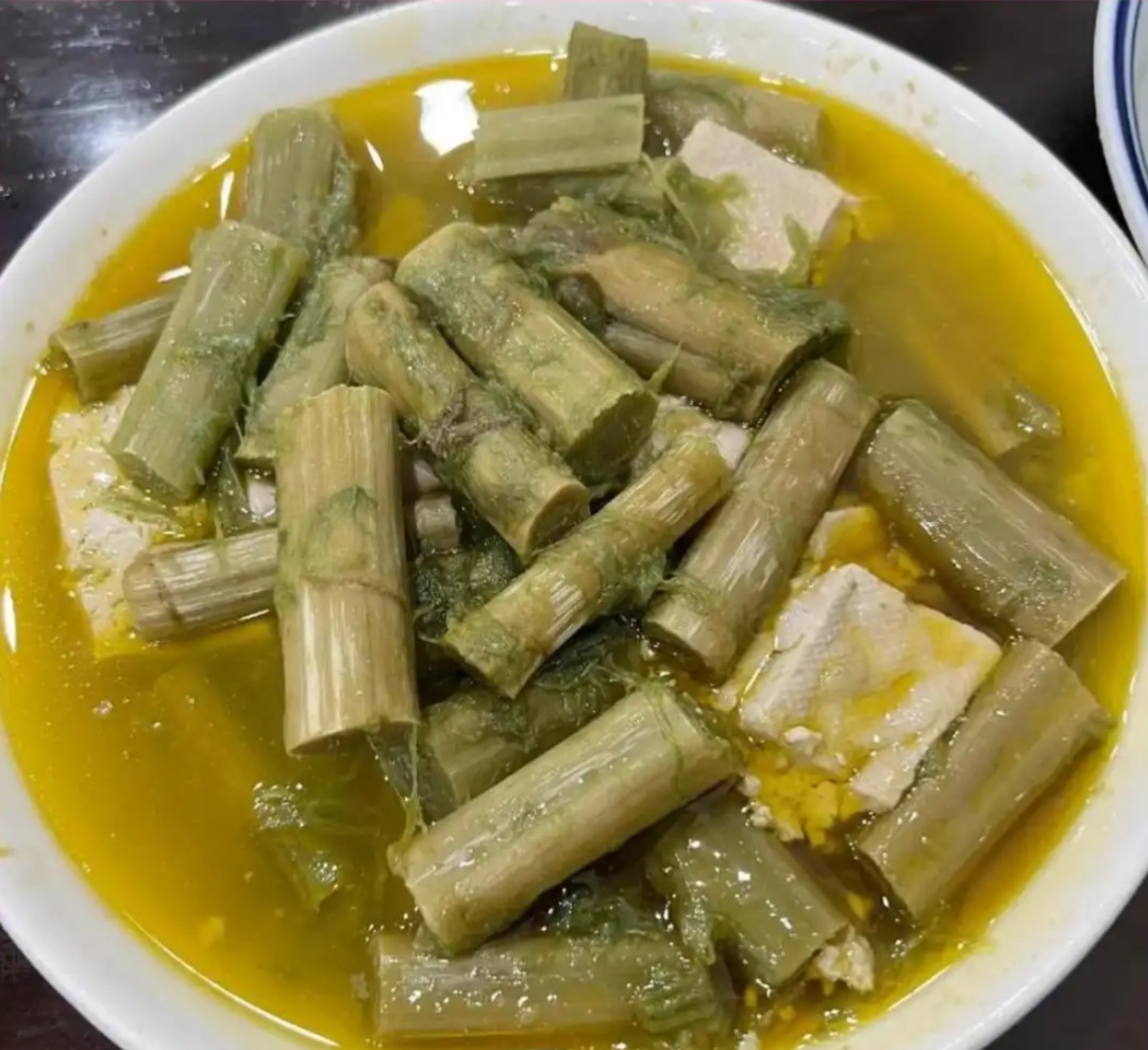 75岁杭州大伯吃完饭后，嘴唇发紫，紧急送医，医生：这道家常菜，真的会“藏毒”