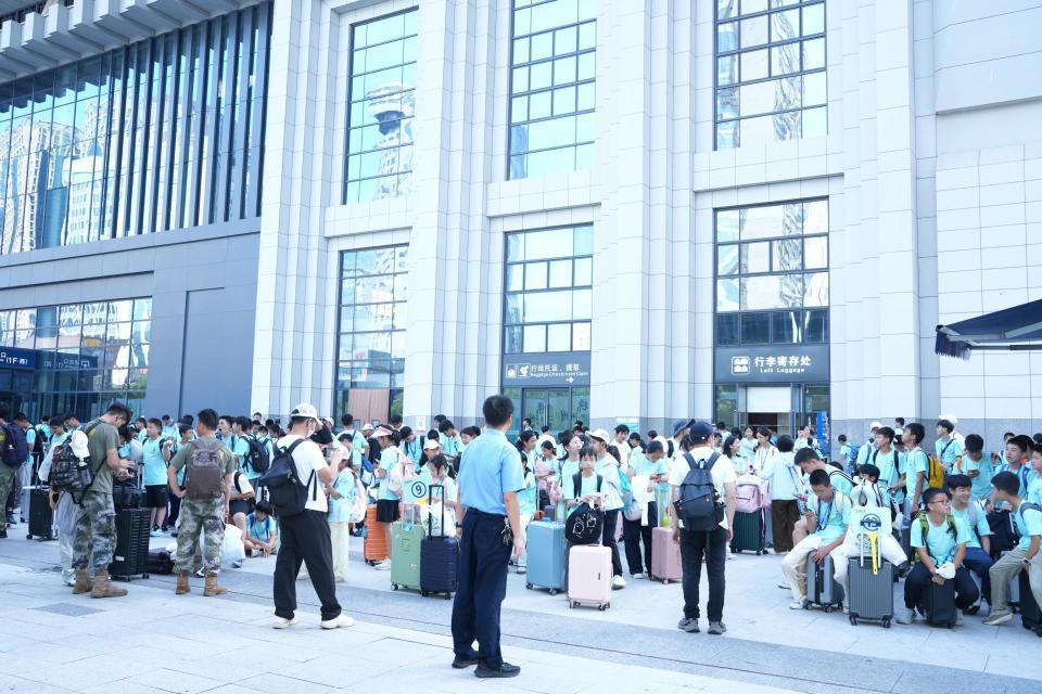受台风影响列车临时停运，株洲火车站转运646名学生旅客，20台接驳车护航转乘高铁