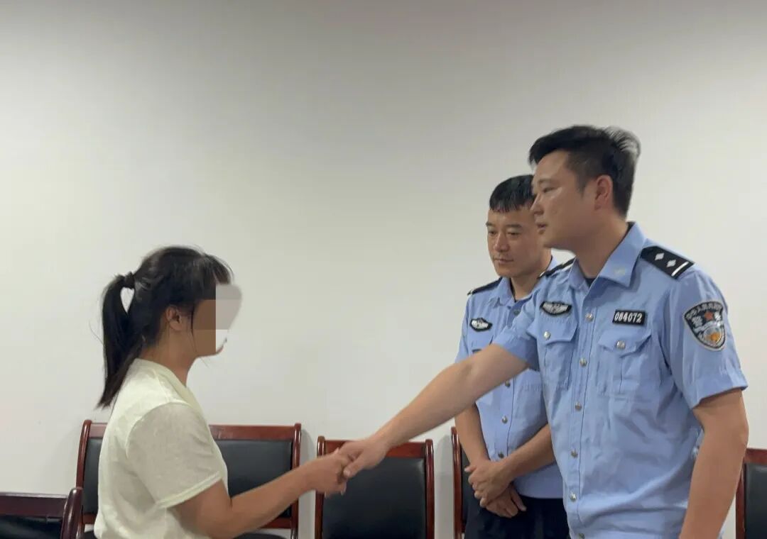 女子遭遇假军官诈骗，20余万现金刚被拿走，警方5小时奔袭500余公里拦截