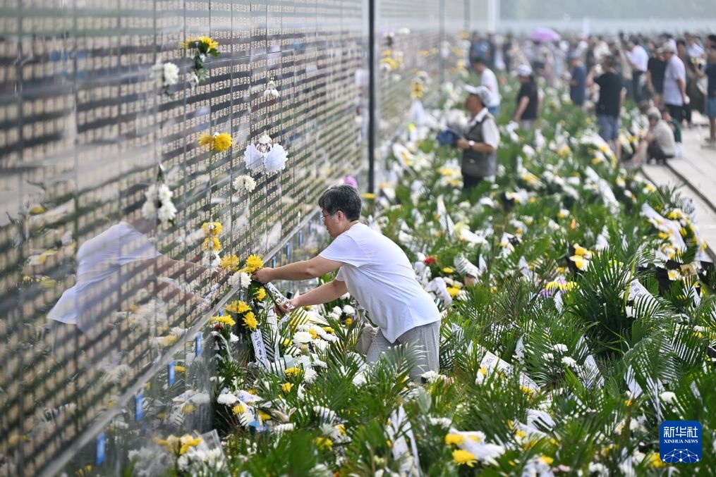 唐山大地震50周年：纪念墙下致哀思