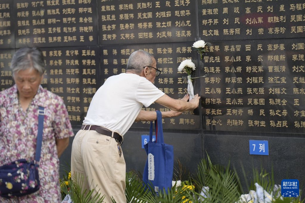 唐山大地震50周年：纪念墙下致哀思